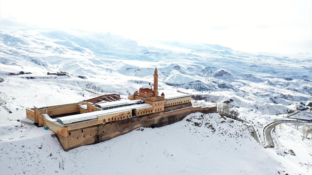 زیبایی ها در کردستان ترکیه؛ کاخ تاریخی اسحاق پاشا در آگری زیر لحافی از برف