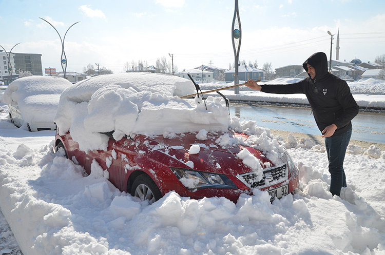 بسته شدن راه 393 منطقه مسکونی در کردستان ترکیه بر اثر بارش برف