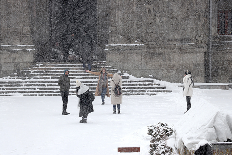 بسته شدن راه 393 منطقه مسکونی در کردستان ترکیه بر اثر بارش برف