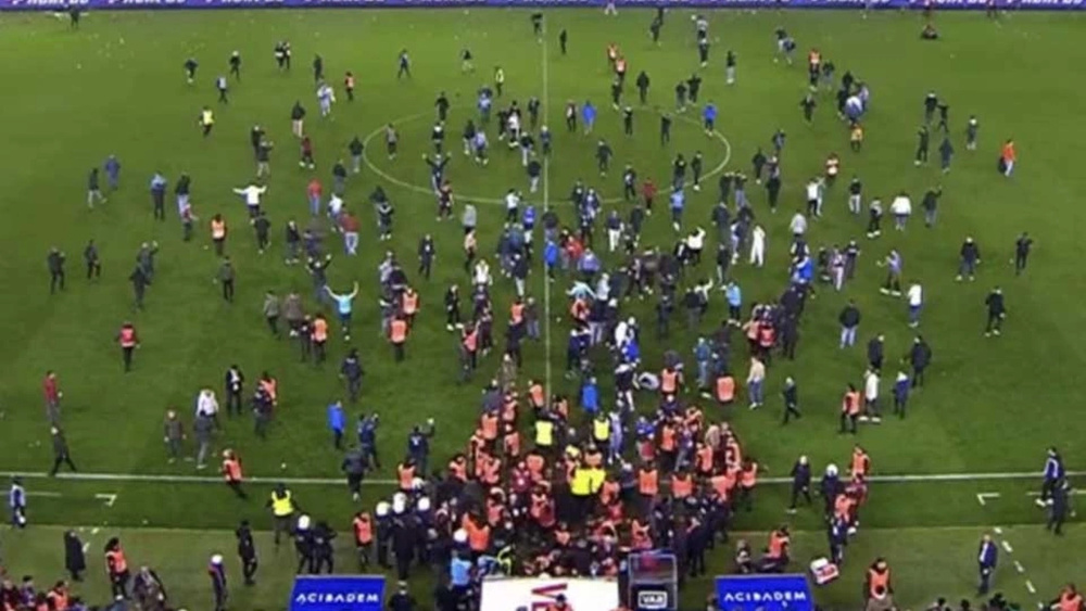 بازی ترابزون اسپور و فنرباغچه به خشونت کشیده شد + فیلم و تصاویر