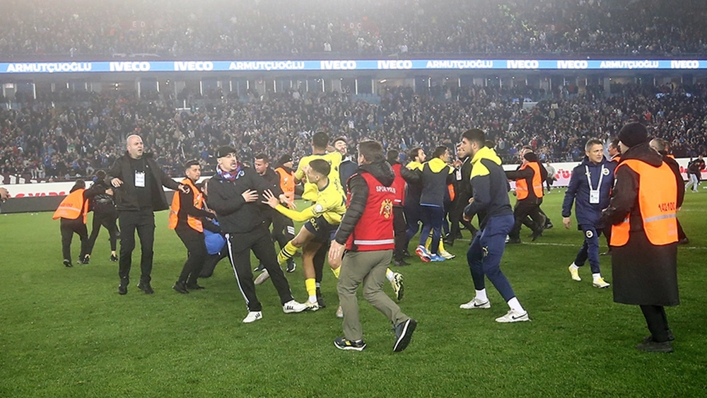 بازی ترابزون اسپور و فنرباغچه به خشونت کشیده شد + فیلم و تصاویر