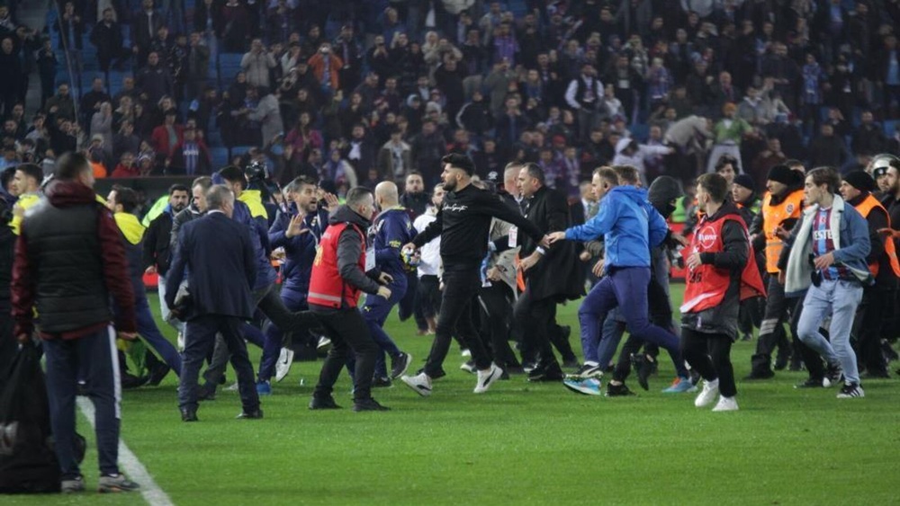 بازی ترابزون اسپور و فنرباغچه به خشونت کشیده شد + فیلم و تصاویر