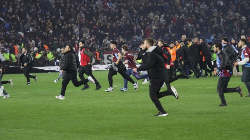 بازی ترابزون اسپور و فنرباغچه به خشونت کشیده شد + فیلم و تصاویر