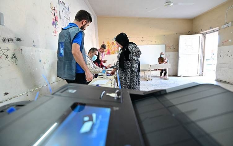 یکی از مقامات کمیسیون عالی انتخابات عراق برای نظارت بر انتخابات در اقلیم کردستان به سر می‌برد