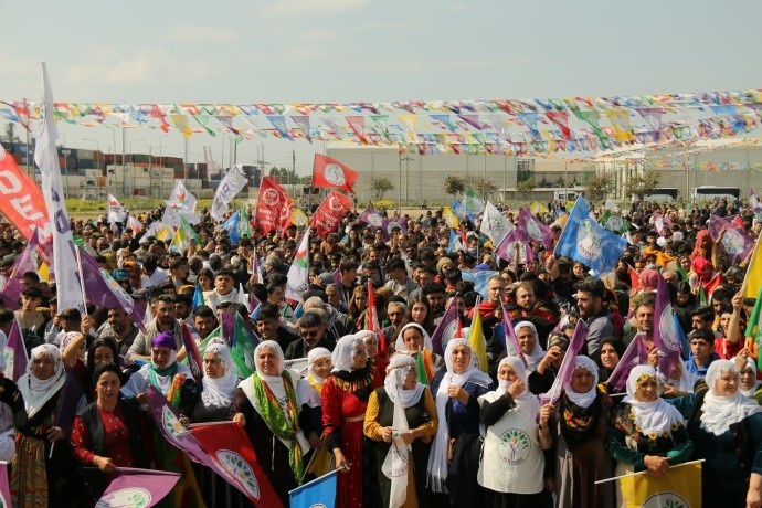 تصاویر شرکت هزاران تن از مردم کردستان ترکیه در جشن های نوروز
