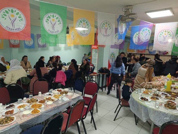 تصاویر شرکت هزاران تن از مردم کردستان ترکیه در جشن های نوروز