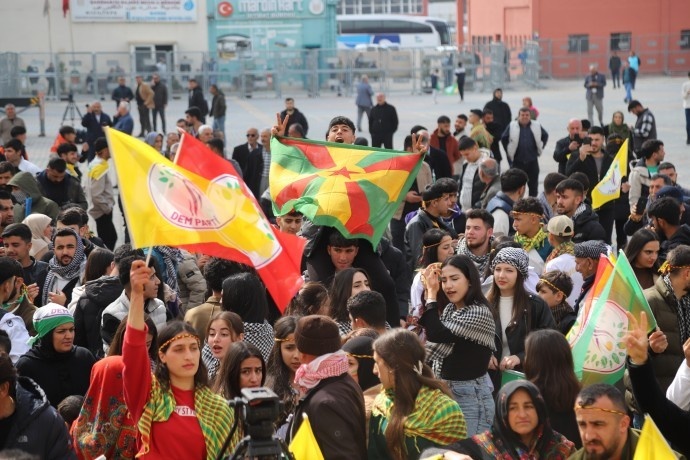 تصاویر شرکت هزاران تن از مردم کردستان ترکیه در جشن های نوروز