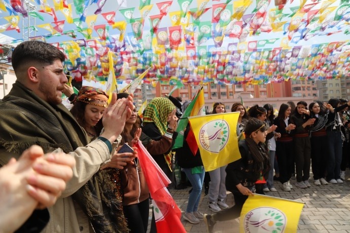 تصاویر شرکت هزاران تن از مردم کردستان ترکیه در جشن های نوروز