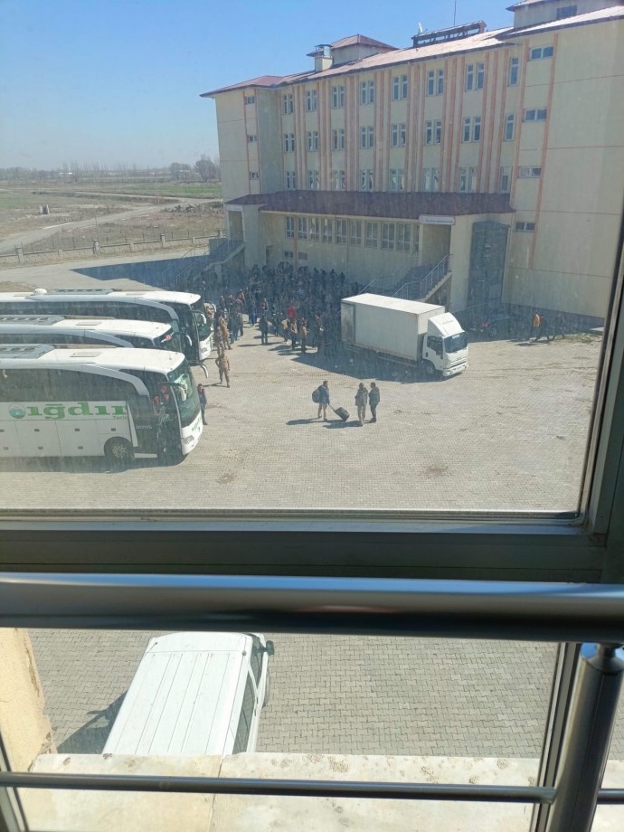 انتقال نیروهای نظامی به کردستان ترکیه برای رای دادن