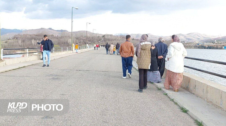 بازدید مسافران نوروزی از تاج سد مهاباد/عکس: تانیا شعفی