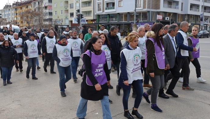 دم پارتی در ئامد و ده استان دیگر پیشتاز است دم پارتی در ئامد و ده استان دیگر پیشتاز است