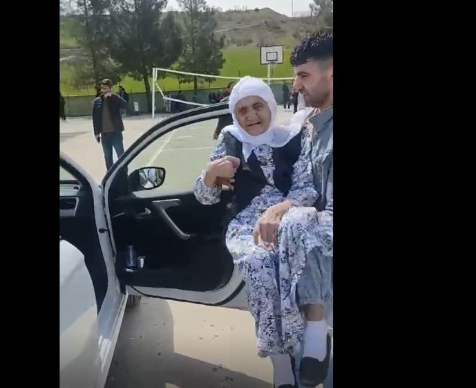 مادربزرگ 94 ساله کُرد در حمایت از دم پارتی رای خود را به صندوق انداخت
