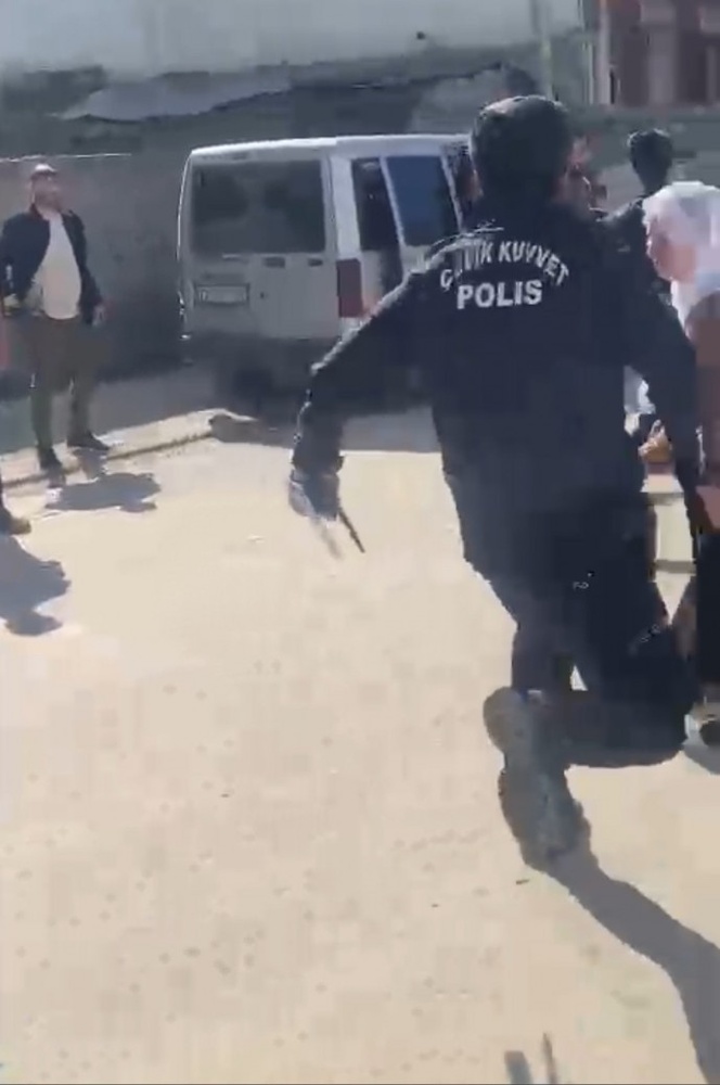 نامزد AKP به صورت مسئول حزب خوب در جزیر شرناخ سیلی زد