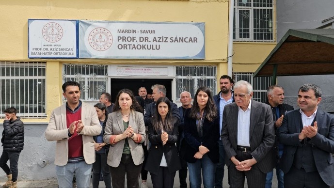 احمد ترک به انتقال نظامیان به کردستان ترکیه برای رای دادن واکنش نشان داد