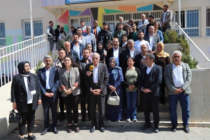 احمد ترک به انتقال نظامیان به کردستان ترکیه برای رای دادن واکنش نشان داد