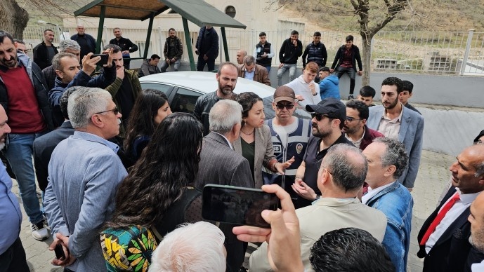 احمد ترک به انتقال نظامیان به کردستان ترکیه برای رای دادن واکنش نشان داد