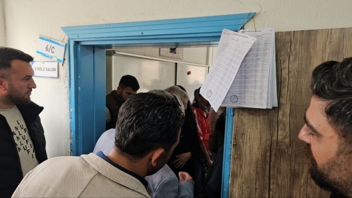 احمد ترک به انتقال نظامیان به کردستان ترکیه برای رای دادن واکنش نشان داد