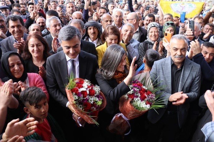 شهرداران مشترک وان آغاز به کار کردند: آرزوی ما تحقق صلح اجتماعی است