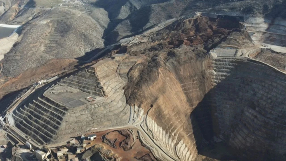 پیدا شدن جسد یکی از کارگران معدن لیجیک دو ماه پس از ریزش آن