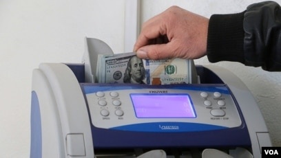 تمایل مردم کردستان سوریه به خرید و فروش با دلار به علت تورم و پایین آمدن ارزش پول سوریه