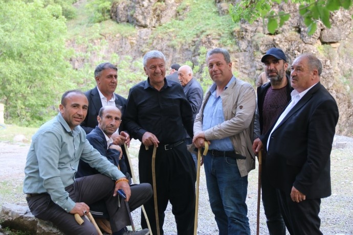 دستتان را از سرزمین های ما بکشید/درختان بلوط ما را قتل عام کردید + تصاویر