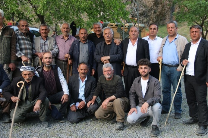 دستتان را از سرزمین های ما بکشید/درختان بلوط ما را قتل عام کردید + تصاویر