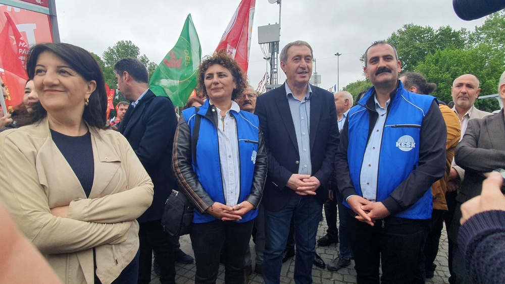 راهپیمایی مردم در میدانی که اردوغان آن را ممنوع کرد؛ جوانان کرد شعار بژی سروک آپو سر دادند + تصاویر