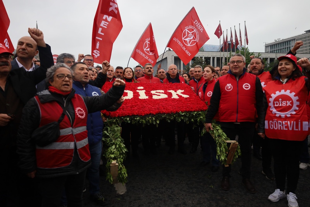 راهپیمایی مردم در میدانی که اردوغان آن را ممنوع کرد؛ جوانان کرد شعار بژی سروک آپو سر دادند + تصاویر