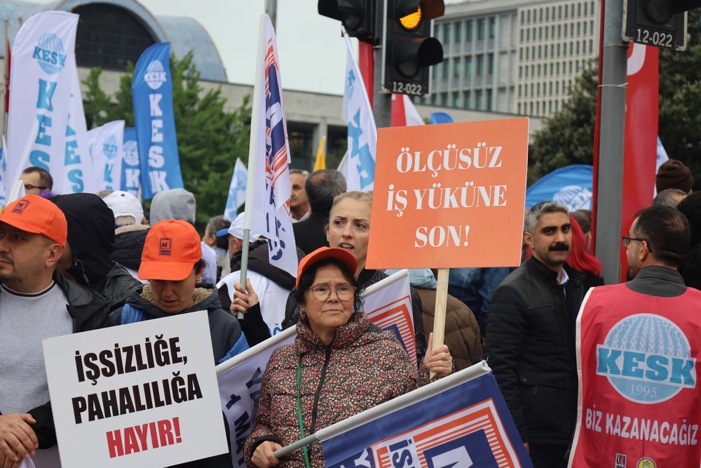 راهپیمایی مردم در میدانی که اردوغان آن را ممنوع کرد؛ جوانان کرد شعار بژی سروک آپو سر دادند + تصاویر