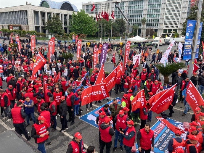 راهپیمایی مردم در میدانی که اردوغان آن را ممنوع کرد؛ جوانان کرد شعار بژی سروک آپو سر دادند + تصاویر