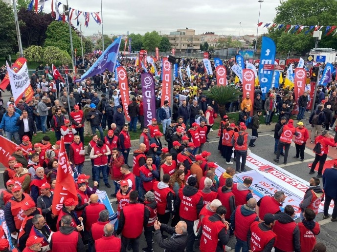 راهپیمایی مردم در میدانی که اردوغان آن را ممنوع کرد؛ جوانان کرد شعار بژی سروک آپو سر دادند + تصاویر