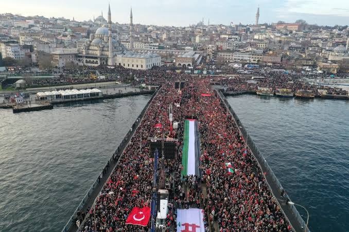 راهپیمایی مردم در میدانی که اردوغان آن را ممنوع کرد + تصاویر