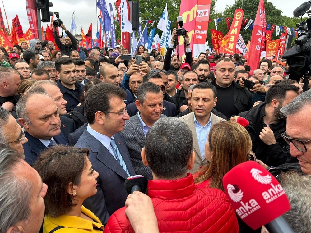 اوزگور اوزل خطاب به پلیس: این ها برادران شما هستند، تروریست نیستند