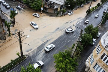 سیلاب در معابر شهری مهاباد جاری شد