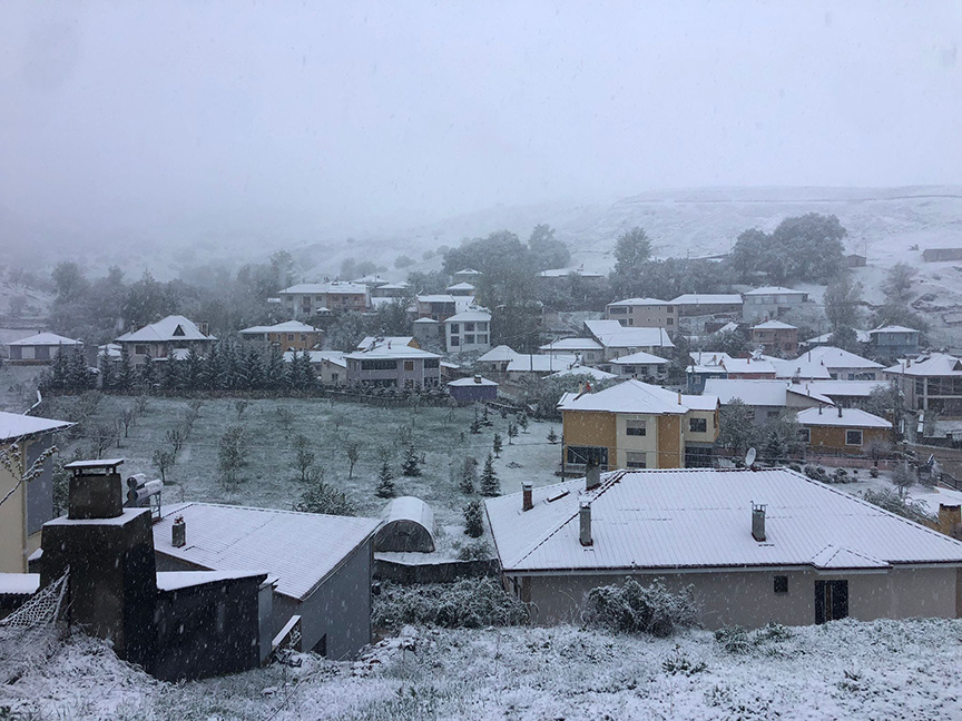 گرفتاری عشایر کوچرو به دلیل بارش برف شدید در آگری، قارص و ارزنجان + تصاویر