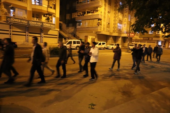 راهپیمایی شبانه مردم ئامد در اعتراض به احکام دادگاه کوبانی