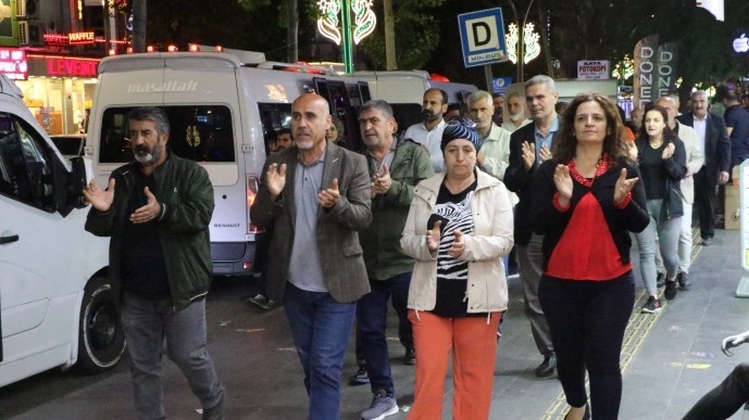 راهپیمایی شبانه مردم ئامد در اعتراض به احکام دادگاه کوبانی