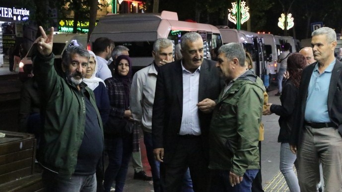 راهپیمایی شبانه مردم ئامد در اعتراض به احکام دادگاه کوبانی