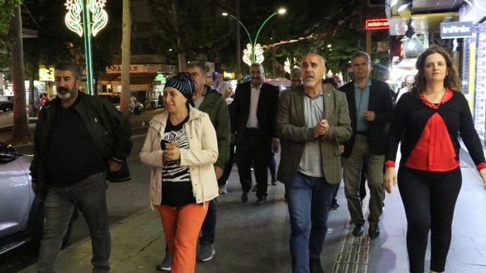 راهپیمایی شبانه مردم ئامد در اعتراض به احکام دادگاه کوبانی