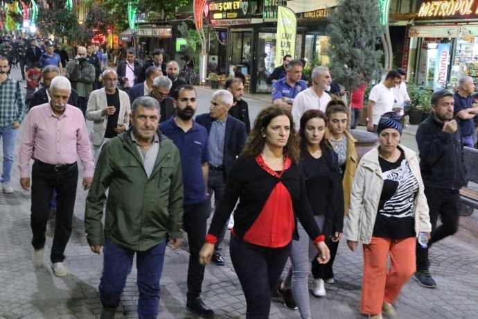 راهپیمایی شبانه مردم ئامد در اعتراض به احکام دادگاه کوبانی