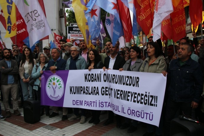 راهپیمایی شبانه مردم ئامد در اعتراض به احکام دادگاه کوبانی + تصاویر