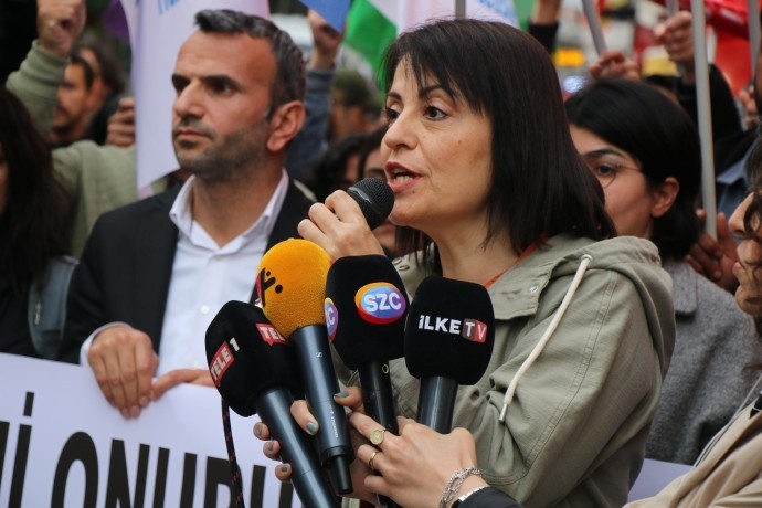 راهپیمایی شبانه مردم ئامد در اعتراض به احکام دادگاه کوبانی + تصاویر