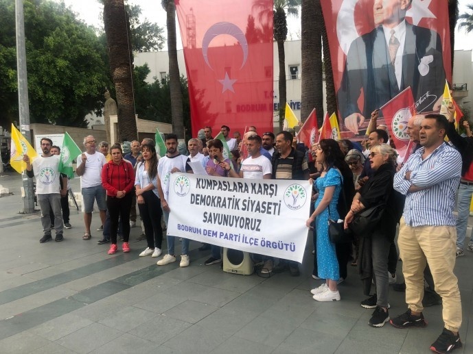 راهپیمایی شبانه مردم ئامد در اعتراض به احکام دادگاه کوبانی + تصاویر