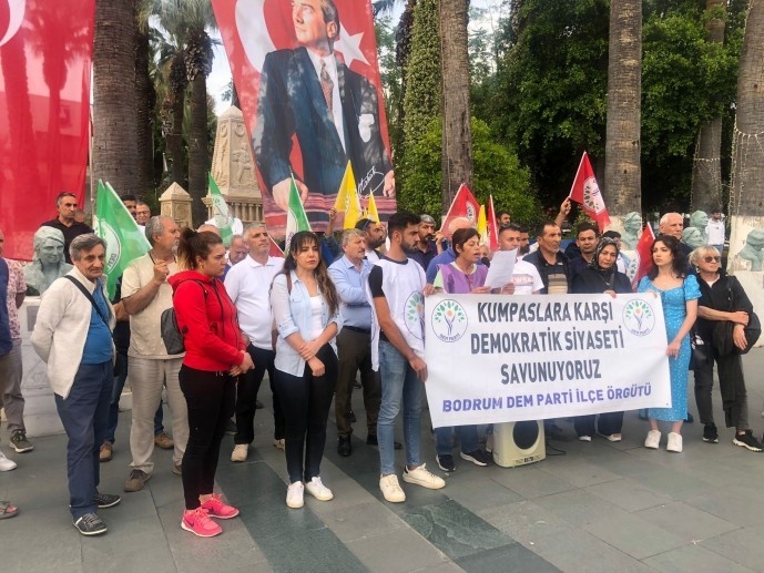 راهپیمایی شبانه مردم ئامد در اعتراض به احکام دادگاه کوبانی + تصاویر