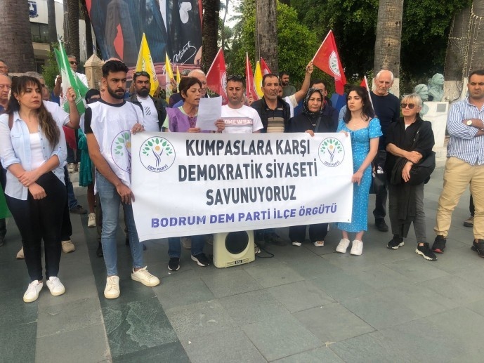 راهپیمایی شبانه مردم ئامد در اعتراض به احکام دادگاه کوبانی + تصاویر