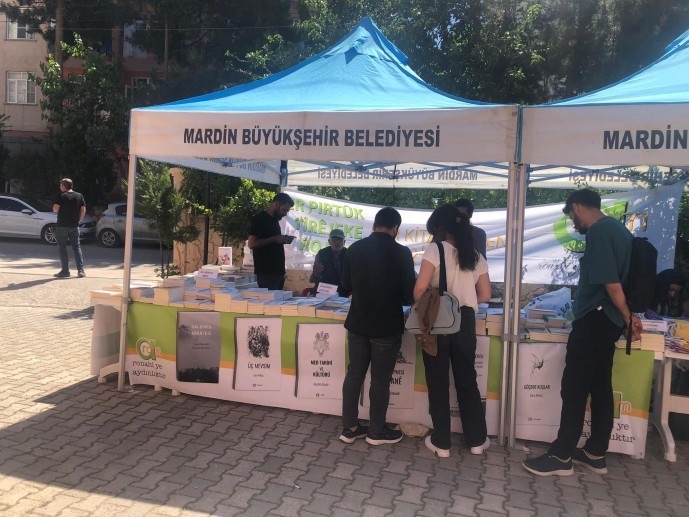 استقبال گسترده از نمایشگاه کتاب انتشارات کُردی ماردین + تصاویر