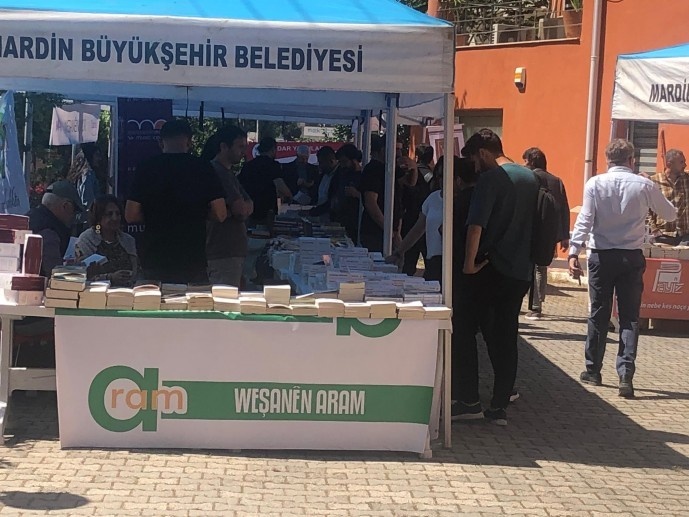 استقبال گسترده از نمایشگاه کتاب انتشارات کُردی ماردین + تصاویر