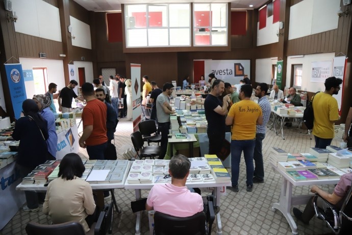 استقبال گسترده از نمایشگاه کتاب انتشارات کُردی ماردین + تصاویر