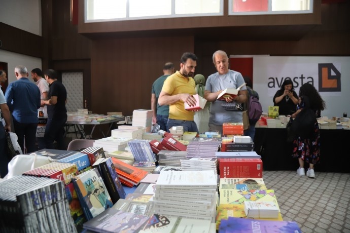 استقبال گسترده از نمایشگاه کتاب انتشارات کُردی ماردین + تصاویر