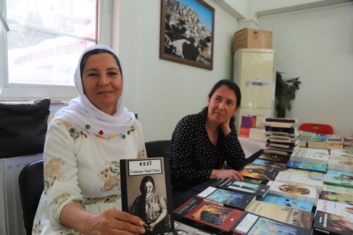 استقبال گسترده از نمایشگاه کتاب انتشارات کُردی ماردین + تصاویر